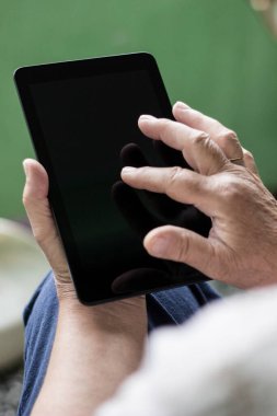 Dijital tablette yazan son sınıf öğrencisi kadın