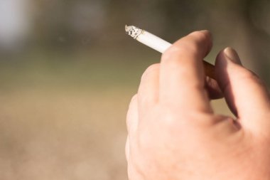 Kıdemli sigara içen kadın filtre ucu içiyor.