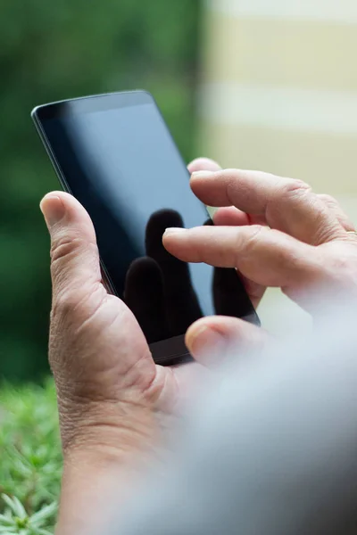 akıllı telefon kullanan kadın kıdemli