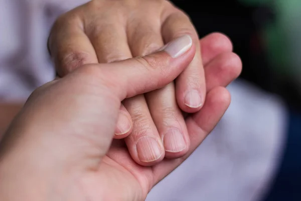 Δύο Άνθρωποι Κρατώντας Ένας Χέρι Του Άλλου Την Ελπίδα — Φωτογραφία Αρχείου