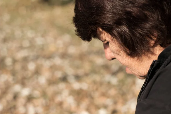Sonbahar Parkında Yalnız Üzgün Hisseden Yaşlı Bir Kadının Portresi — Stok fotoğraf