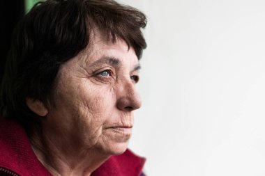 Düşünceli yaşlı kadın başka tarafa bakıyor. Portre