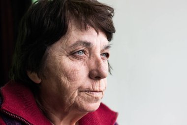 Düşünceli yaşlı kadın başka tarafa bakıyor. Portre