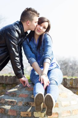 Ayakta duran ve kucaklayan genç çift