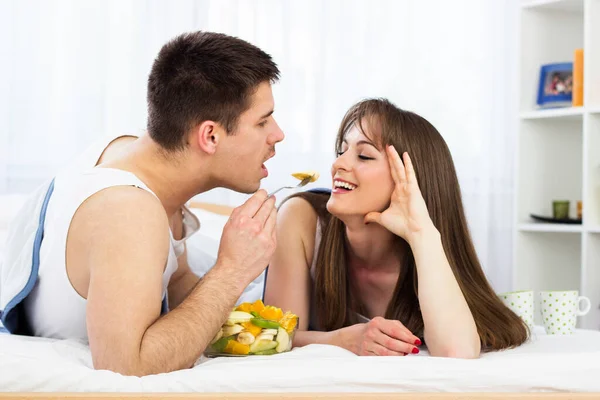 Young Couple Eating Fruit Salad Bedroom — Stock Photo, Image