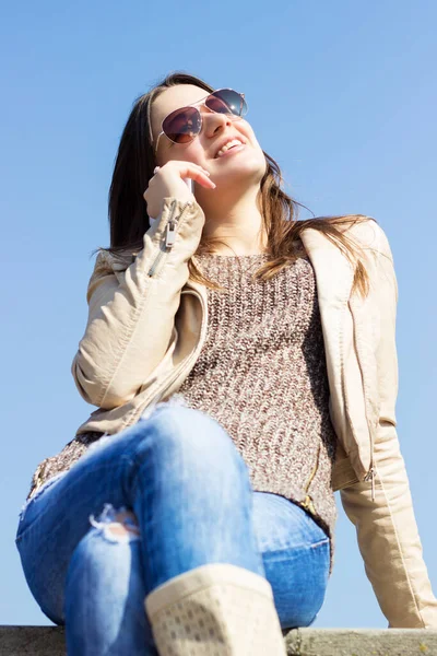 Retrato Uma Mulher Bonita Sorrindo Mensagens Texto Com Seu Telefone — Fotografia de Stock