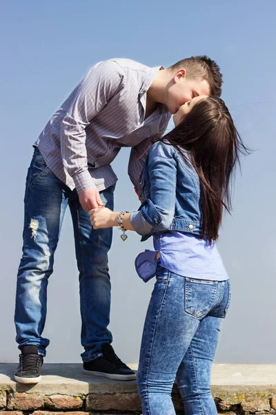 Jeune Couple Debout Embrassant — Photo