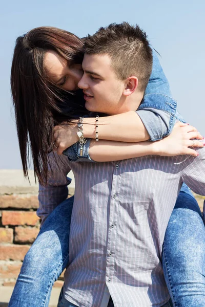 Pareja Joven Juguetona Disfrutando Del Día Primavera —  Fotos de Stock