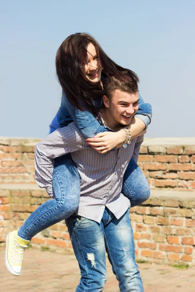 Pareja Joven Juguetona Disfrutando Del Día Primavera — Foto de Stock