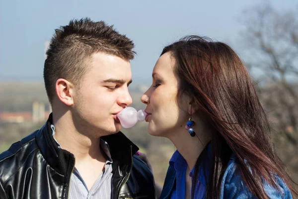 Retrato Feliz Casal Jovem Beijando Abraçando — Fotografia de Stock