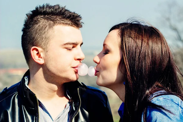 幸せな若いですカップル接吻と抱擁 — ストック写真