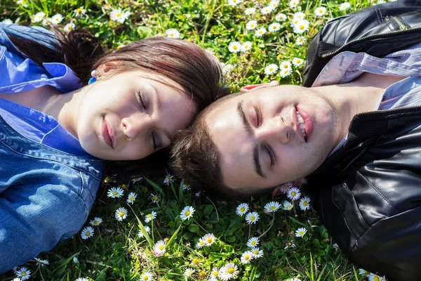 Retrato Feliz Casal Jovem Beijando Abraçando — Fotografia de Stock