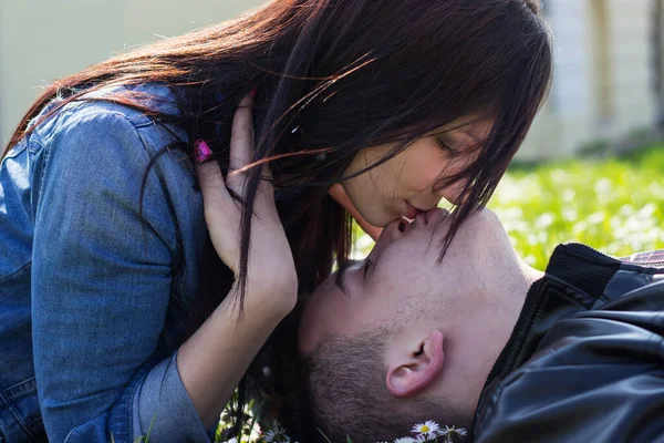Ritratto Felice Giovane Coppia Baciare Abbracciare — Foto Stock