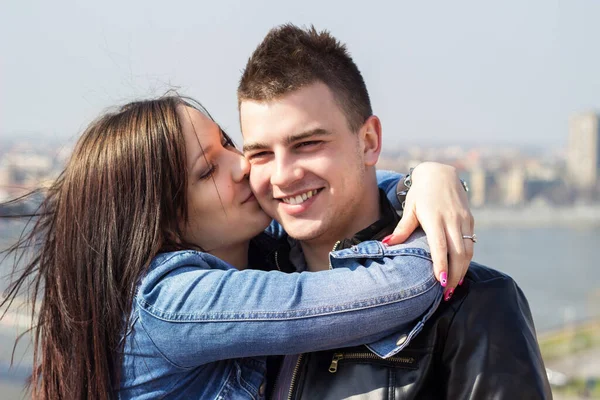 Retrato Feliz Casal Jovem Beijando Abraçando — Fotografia de Stock