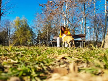 Kadın köpeğiyle, ilkbaharda eğleniyor.