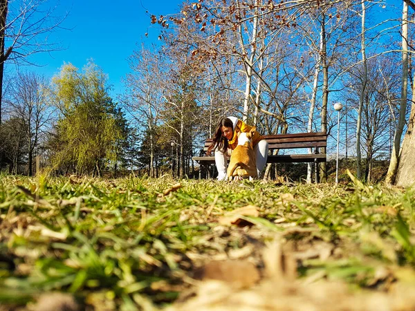 Woman Enjoying Time Her Dog Springtime — 스톡 사진