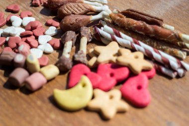 Ahşap arka planda köpek renkli bisküviler.