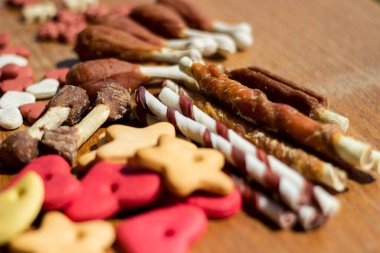 Ahşap arka planda köpek renkli bisküviler.