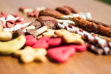 Ahşap arka planda köpek renkli bisküviler.