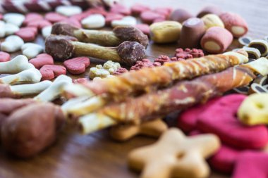 Ahşap arka planda köpek renkli bisküviler.