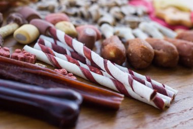 Ahşap arka planda köpek renkli bisküviler.