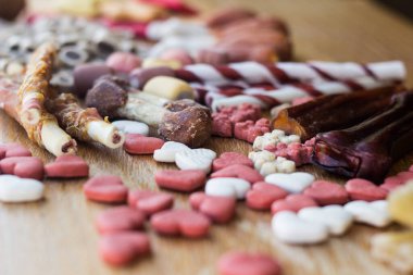 Ahşap arka planda köpek renkli bisküviler.