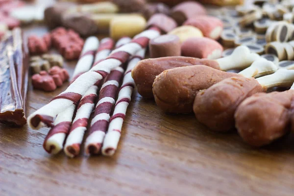 Cão Saborosos Biscoitos Coloridos Fundo Madeira — Fotografia de Stock
