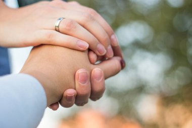 Kız kardeşler el ele tutuşur, doğa bokeh arka plan