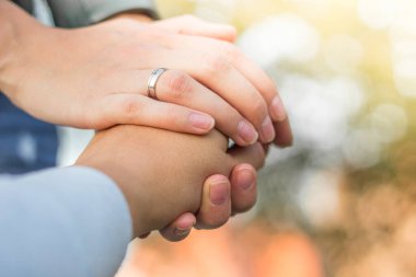 Kız kardeşler el ele tutuşur, doğa bokeh arka plan