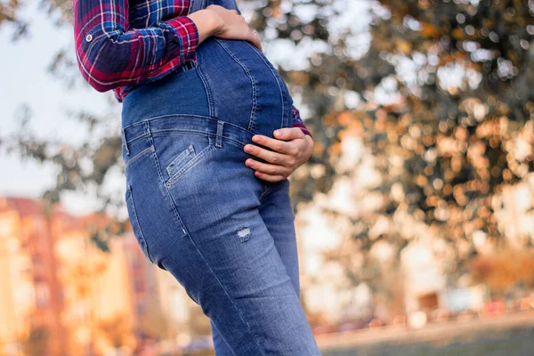 Hermosa Mujer Embarazada Tocando Vientre Con Las Manos — Foto de Stock
