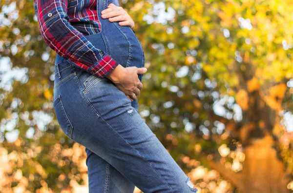Hermosa Mujer Embarazada Tocando Vientre Con Las Manos — Foto de Stock