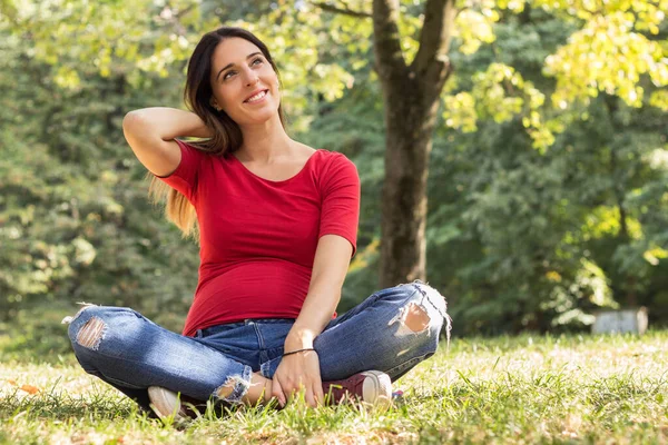 Sorrindo Mulher Grávida Apreciando Fresco Parque Retrato — Fotografia de Stock