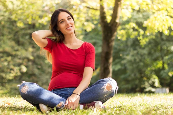 Sorrindo Mulher Grávida Apreciando Fresco Parque Retrato — Fotografia de Stock