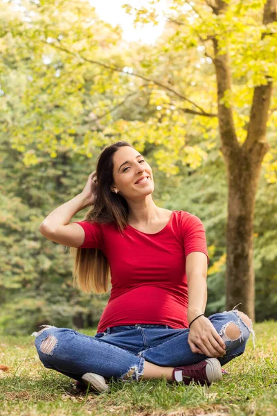 Sorrindo Mulher Grávida Apreciando Fresco Parque Retrato — Fotografia de Stock