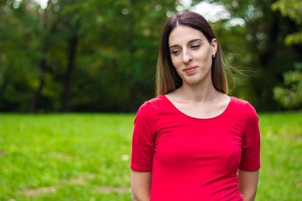 Mulher Parece Atenciosa Caminhando Volta Livre Parque — Fotografia de Stock