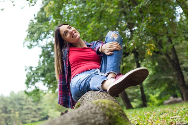 Mulher Rindo Beleza Desfrutando Liberdade Livre Mulher Sorridente Relaxante Durante — Fotografia de Stock