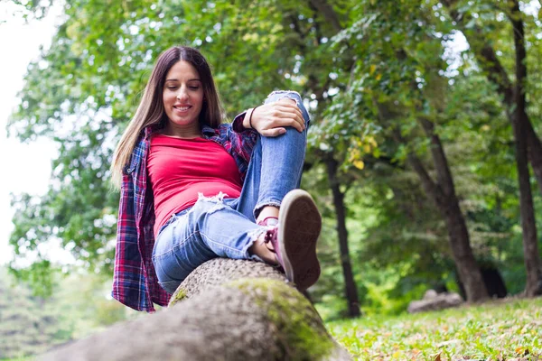 Mulher Rindo Beleza Desfrutando Liberdade Livre Mulher Sorridente Relaxante Durante — Fotografia de Stock