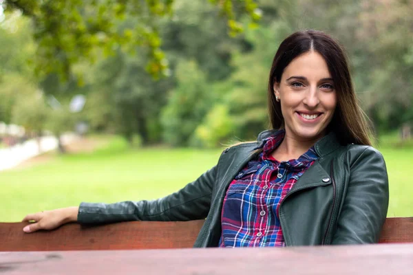 Beautiful Carefree Woman Autumn Nature Park Smiling Woman Looking Camera — Stockfoto