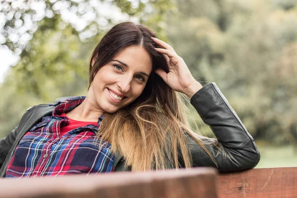 Beautiful Carefree Woman Autumn Nature Park Smiling Woman Looking Camera — Foto de Stock