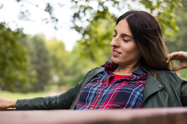 Gyönyörű Gondtalan Őszi Természetparkban Mosolygó Néz Kamera Parkban Ősszel — Stock Fotó