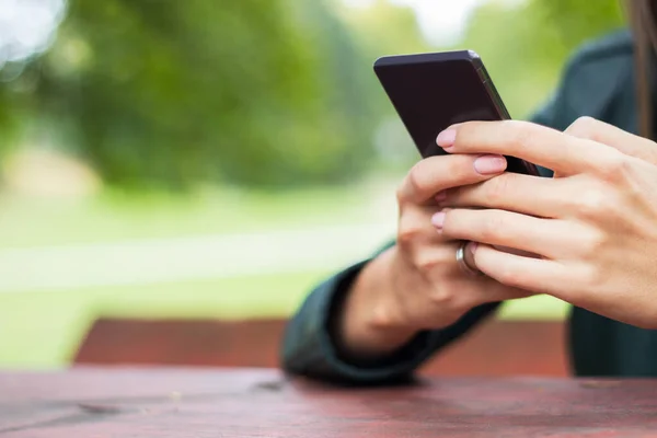 Mujer Joven Usando Smartphone Parque Público —  Fotos de Stock