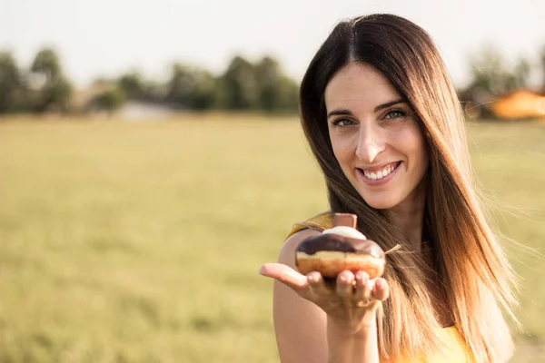 Happy Woman Holding Donuts Portrait Beautiful Woman Meadow — Foto de Stock