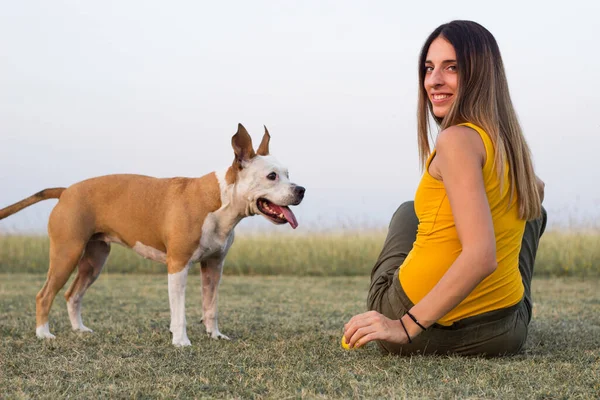 Woman Enjoying Time Her Dog Spending Time Together — ストック写真