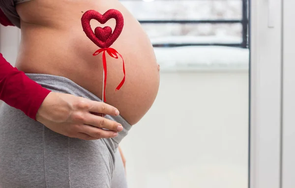 Picture Pregnant Woman Holding Heart Sign One Side Holds Hands — стоковое фото