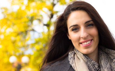 Portrait of a smiling girl in the park, autumn