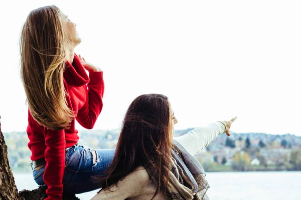 Young Women Standing Arms Spread Open Wide Her Head Tilted — Fotografia de Stock