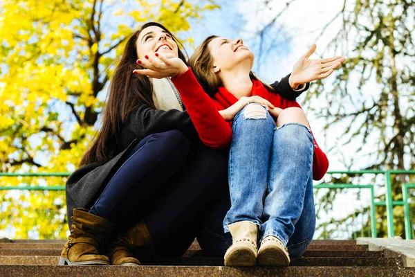 Two Young Smiling Friends Sitting Stairs Autumn — Fotografia de Stock