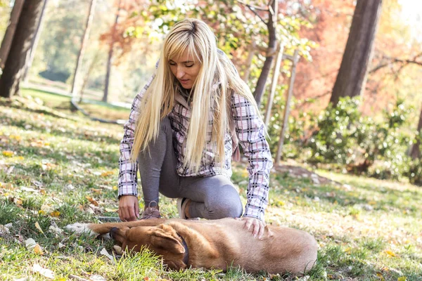 Happy Young Adult Woman Enjoys Time Park Her Dog —  Fotos de Stock