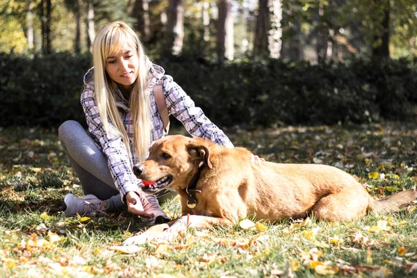 Happy Young Adult Woman Enjoys Time Park Her Dog — Stock fotografie