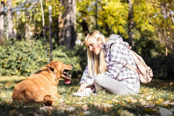 Happy Young Adult Woman Enjoys Time Park Her Dog — Stock fotografie